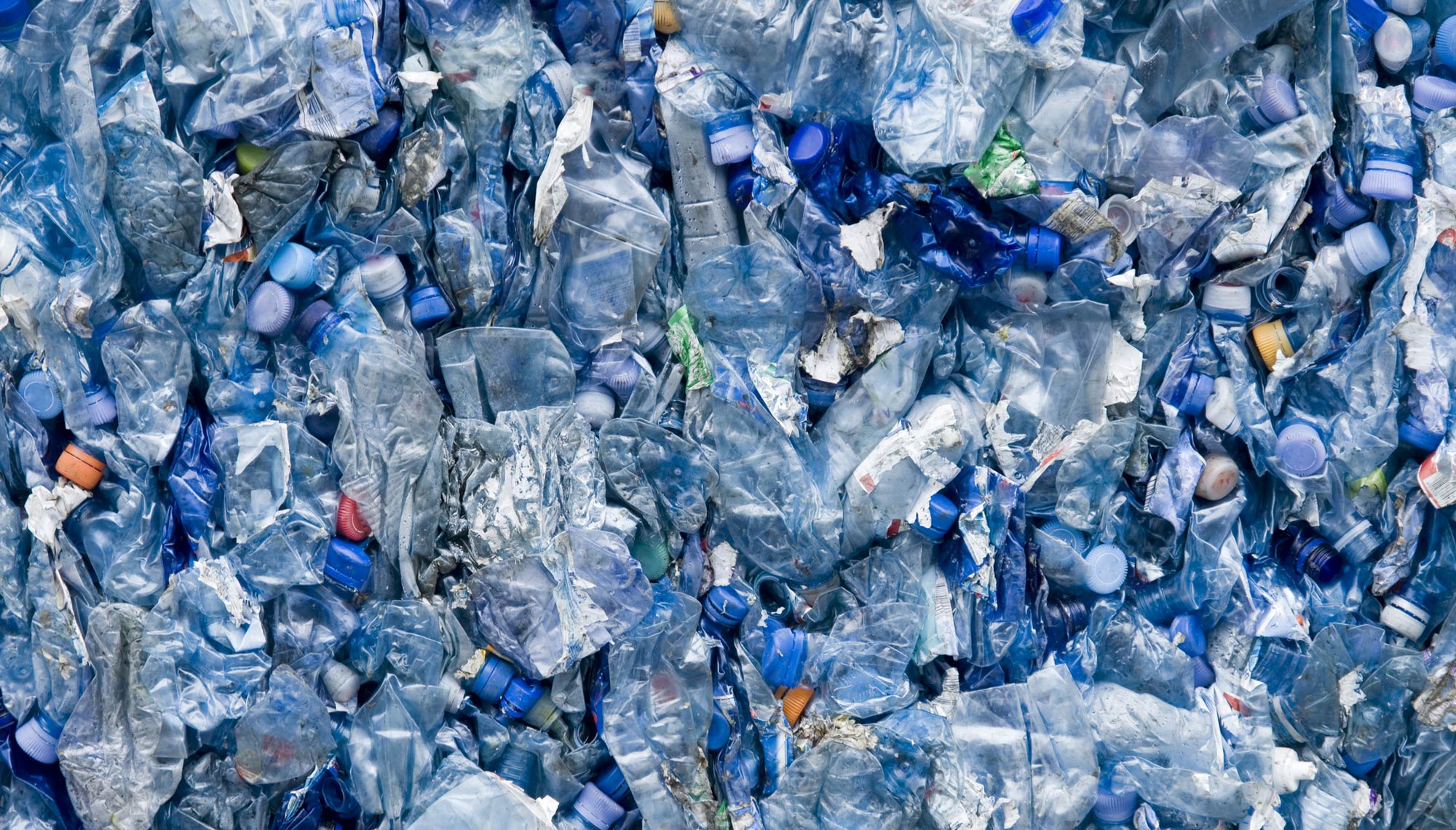 Un mucchio di spazzatura di plastica blu.