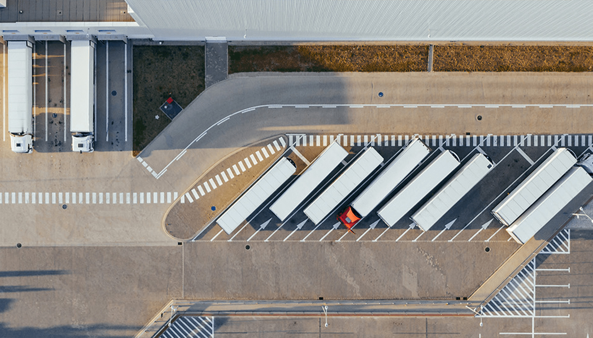 vista aerea di grandi camion parcheggiati in formazione nel cortile