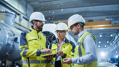 lavoratori in indumenti protettivi sul posto di lavoro