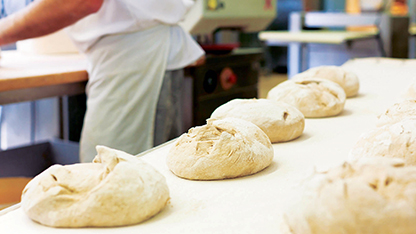 prodotto di pasta sulla linea di produzione