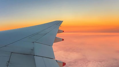 una vista del tramonto dall'interno dell'aereo di linea