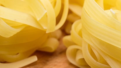 un grappolo di pasta dorata